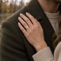 Altessa - Inel de logodnă solitaire cu moissanit cu tăietură cushion și montură înaltă cu patru gheruțe