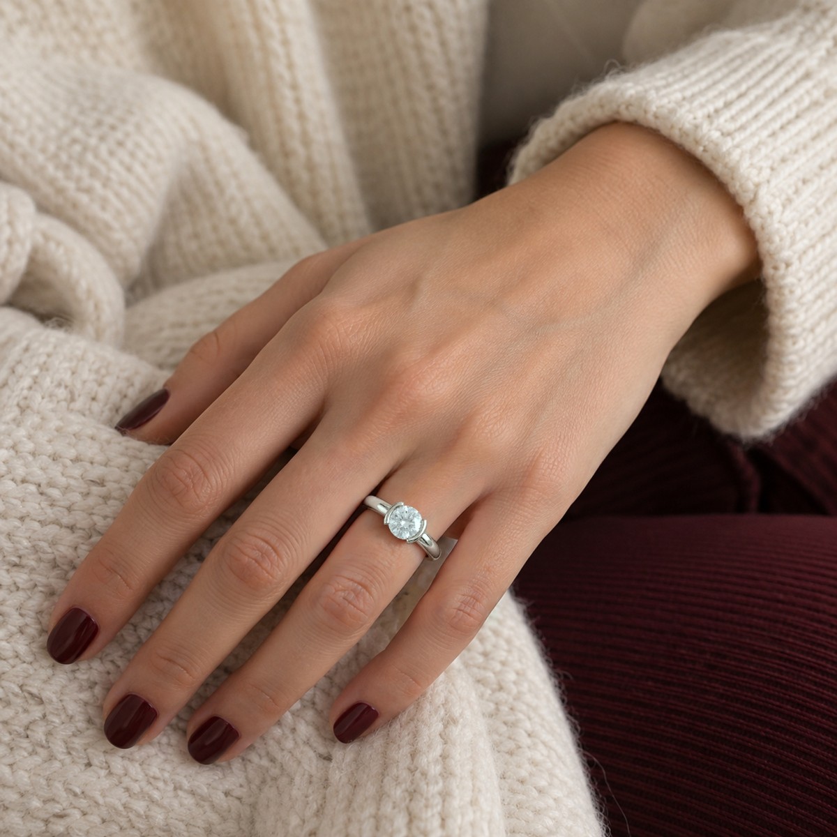 Demi - Inel solitaire semi-bezel cu moissanit rotund