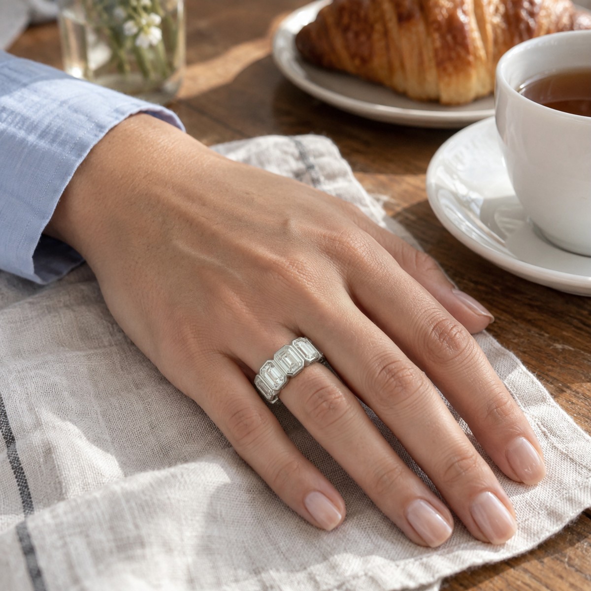 Devotion - Inel eternity complet cu moissanite cu tăietură emerald și monturi bezel